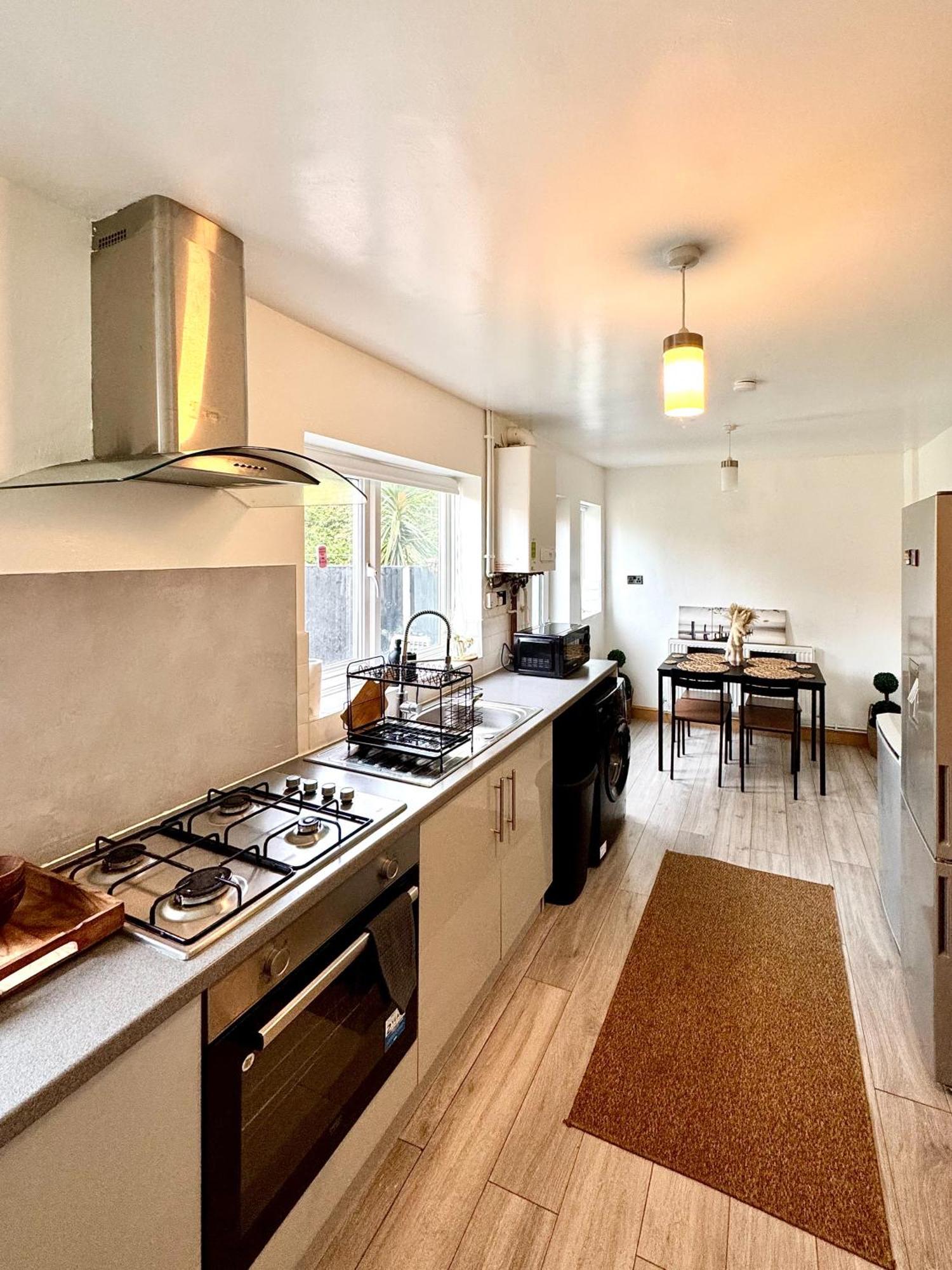 Contractor Haven- 3Bdr Crew House, Free Parking, Fast Wifi & Private Garden Διαμέρισμα Νότιγχαμ Εξωτερικό φωτογραφία